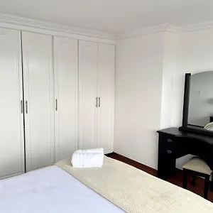 Apartamento Cómoda Amoblada Nueva A Estrenar, Con Vistas Sector La Carolina, Aparcamiento Privado, Quito
